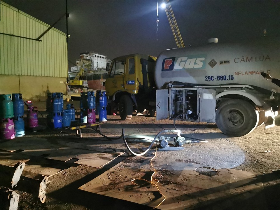 Nhóm đối tượng tổ chức sang chiết khí LPG trái phép trong đêm - 1 Nhóm đối tượng tổ chức sang chiết khí LPG trái phép trong đêm - 1