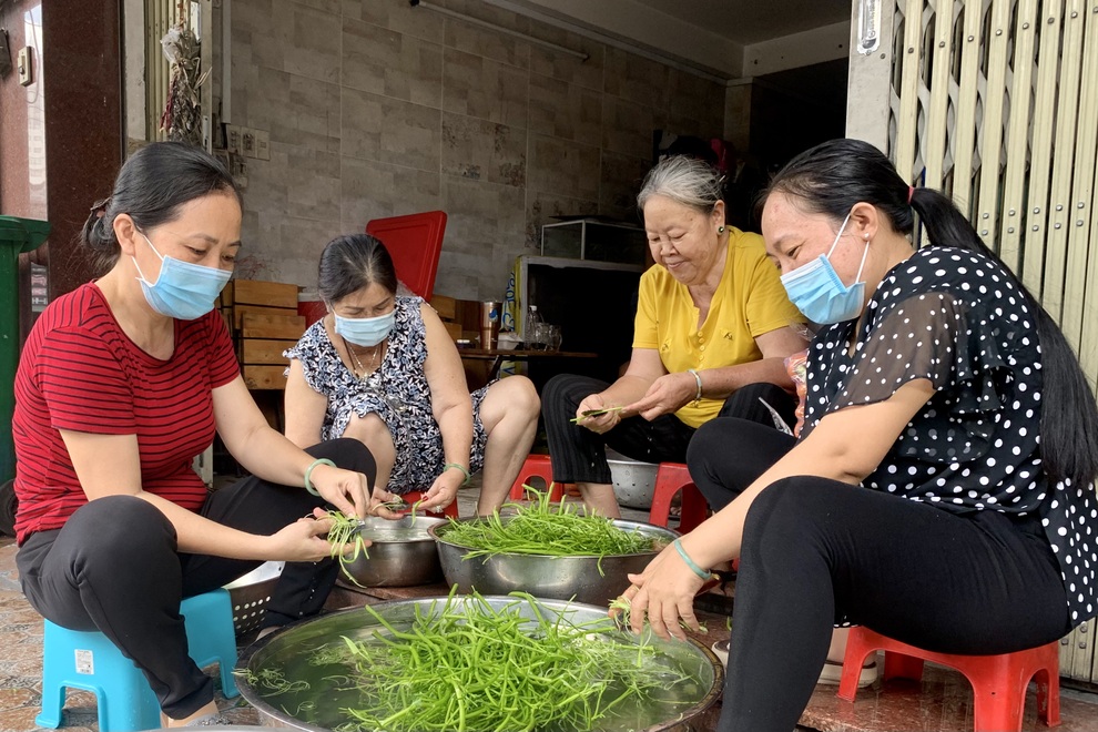 Hàng ngàn suất cơm đầy nghĩa tình và sự tận tâm đã được trao đi - 4 Hàng ngàn suất cơm đầy nghĩa tình và sự tận tâm đã được trao đi - 4