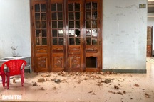 Một gia đình sống trong nỗi sợ khi bị tấn công bằng gạch, đá