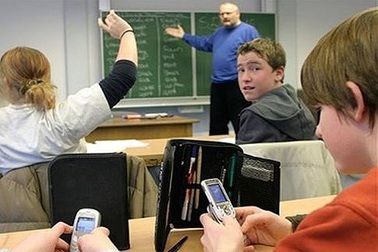 Pháp "tiên phong" cấm dùng điện thoại di động trong trường học