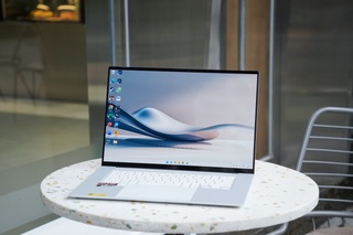 Đánh giá Asus Zenbook S16: Đối thủ của MacBook Air M4 15 inch - 2