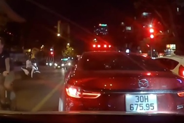 Nữ tài xế để xe trôi tự do, gây va chạm với ô tô đi sau