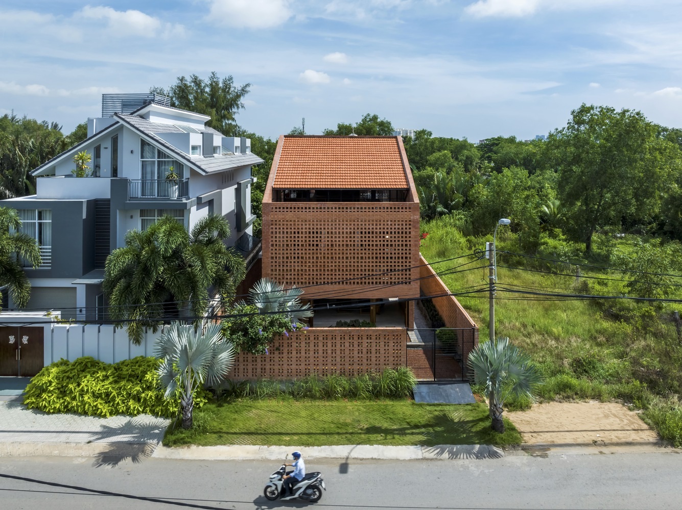 View - Căn nhà gạch đỏ, không dùng điều hòa ở vùng ngoại ô TPHCM | Báo Dân trí