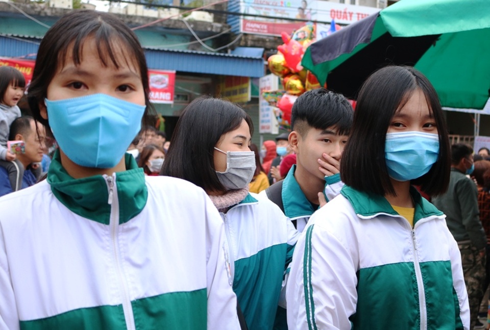 Người dân đeo khẩu trang đi chợ “mua may, bán rủi” - 7 Người dân đeo khẩu trang đi chợ “mua may, bán rủi” - 7