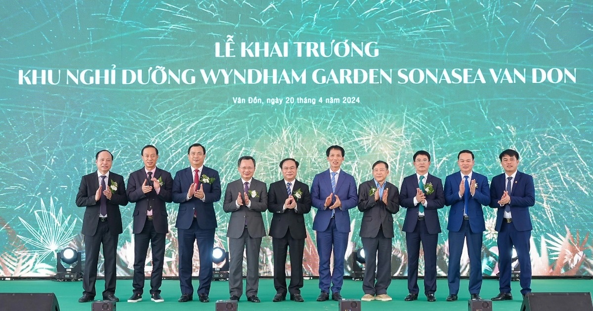 Đại diện Bộ Xây dựng, Cục Du lịch Quốc gia Việt Nam, lãnh đạo tỉnh Quảng Ninh tham gia lễ khai trương Wyndham Garden Sonasea Van Don (Ảnh: Toàn Vũ).