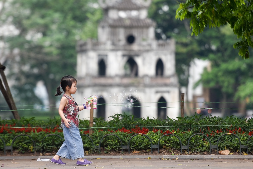 Người dân đổ về hồ Gươm vui chơi, quên đeo khẩu trang - 6 Người dân đổ về hồ Gươm vui chơi, quên đeo khẩu trang - 6