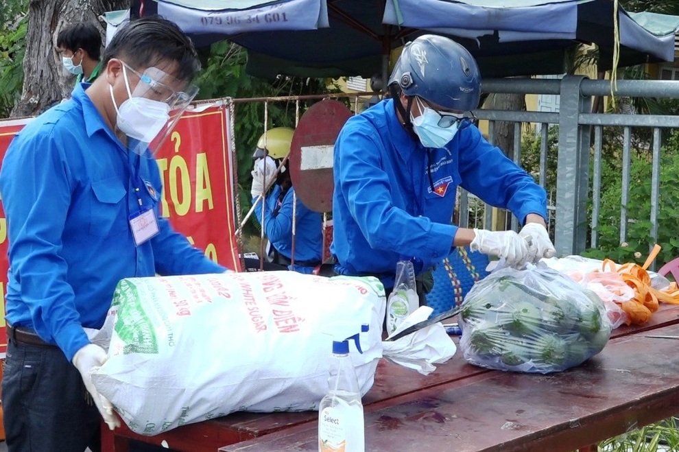 21h đêm, shipper áo xanh vẫn miệt mài mang rau, cá tới khu phong tỏa - 2 21h đêm, shipper áo xanh vẫn miệt mài mang rau, cá tới khu phong tỏa - 2