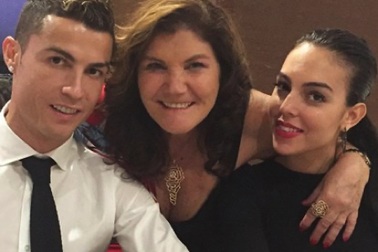 Người hâm mộ ngỡ ngàng trước tin C.Ronaldo đã bí mật “rước nàng về dinh”