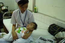 Bé Rơi vẫn đang được nuôi dưỡng tại khoa Nhi