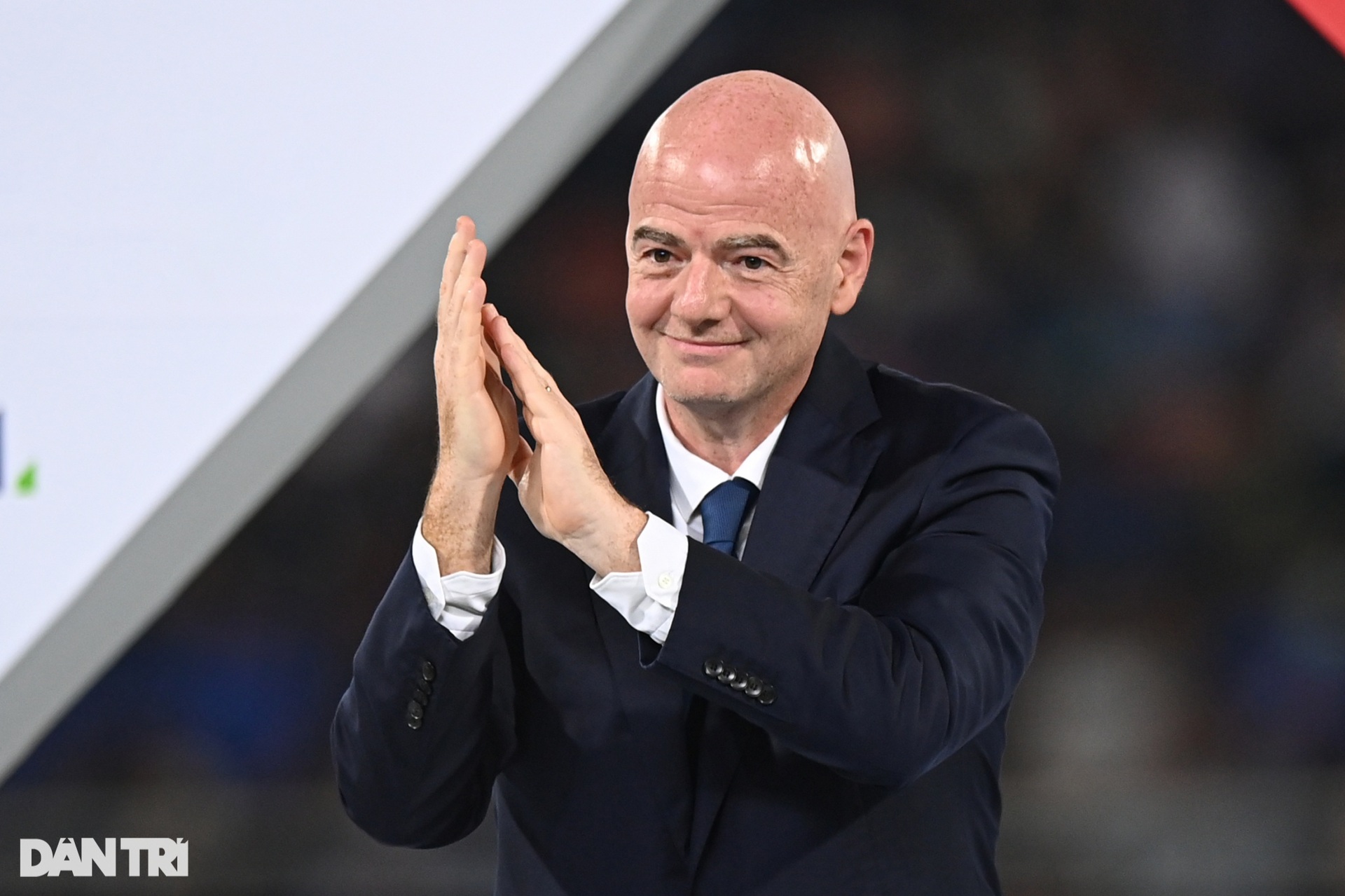 Chủ tịch FIFA nắm tay Hùng Dũng, trao cúp cho đội vô địch AFF Cup - 6 Chủ tịch FIFA nắm tay Hùng Dũng, trao cúp cho đội vô địch AFF Cup - 6