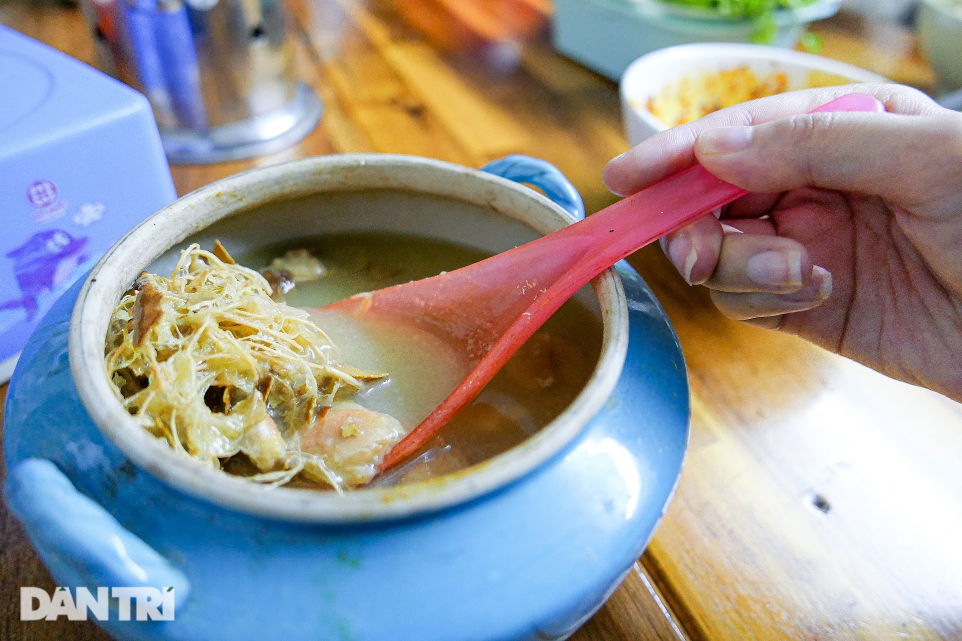 Toát mồ hôi ăn bún ốc một người ngồi, năm người đứng nhìn ở Hà Nội - 7 Toát mồ hôi ăn bún ốc một người ngồi, năm người đứng nhìn ở Hà Nội - 7