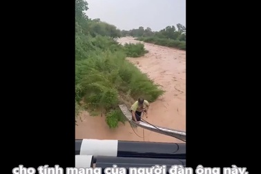 Người đàn ông liều lĩnh mạng sống giải cứu chú chó mắc kẹt trong nước lũ