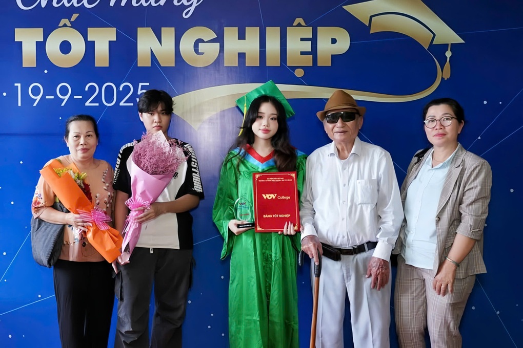Bức ảnh mờ từ điện thoại cục gạch của ông ngoại 91 tuổi gây xúc động - 3 Bức ảnh mờ từ điện thoại cục gạch của ông ngoại 91 tuổi gây xúc động - 3