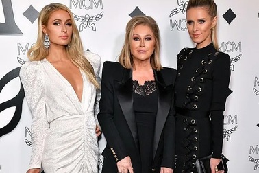 Mẹ Paris Hilton trẻ trung không kém gì con gái