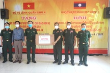 Quân khu 4 tặng vật phẩm y tế hỗ trợ quân đội Lào phòng chống dịch Covid-19