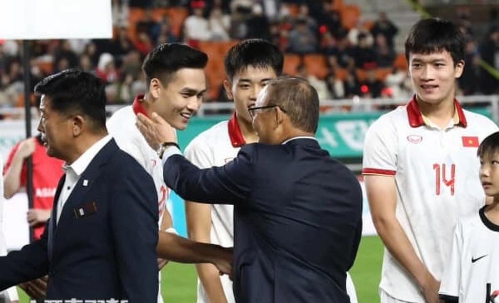 Khoảnh khắc xúc động của HLV Park Hang Seo với các tuyển thủ Việt Nam - 2