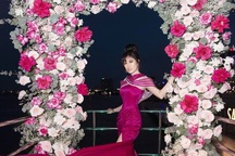 Hoa hậu Emily Hồng Nhung đón sinh nhật trên du thuyền