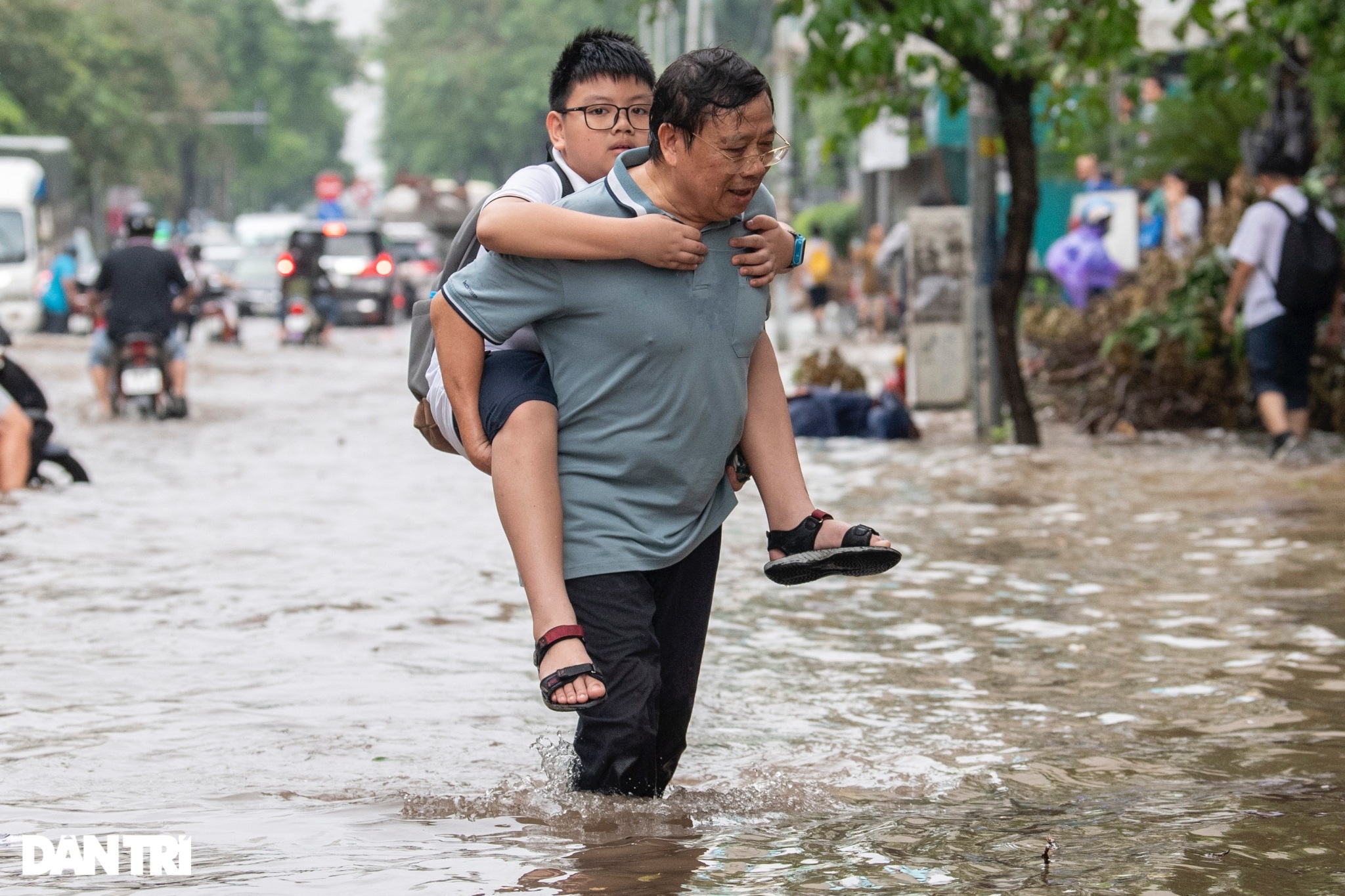 Hà Nội: Mưa ngập khắp nơi, ùn tắc nhiều đường, phố - 9