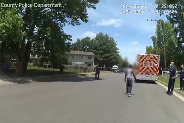 Cảnh sát Mỹ trấn áp bằng súng điện khiến người da màu “không thở được”