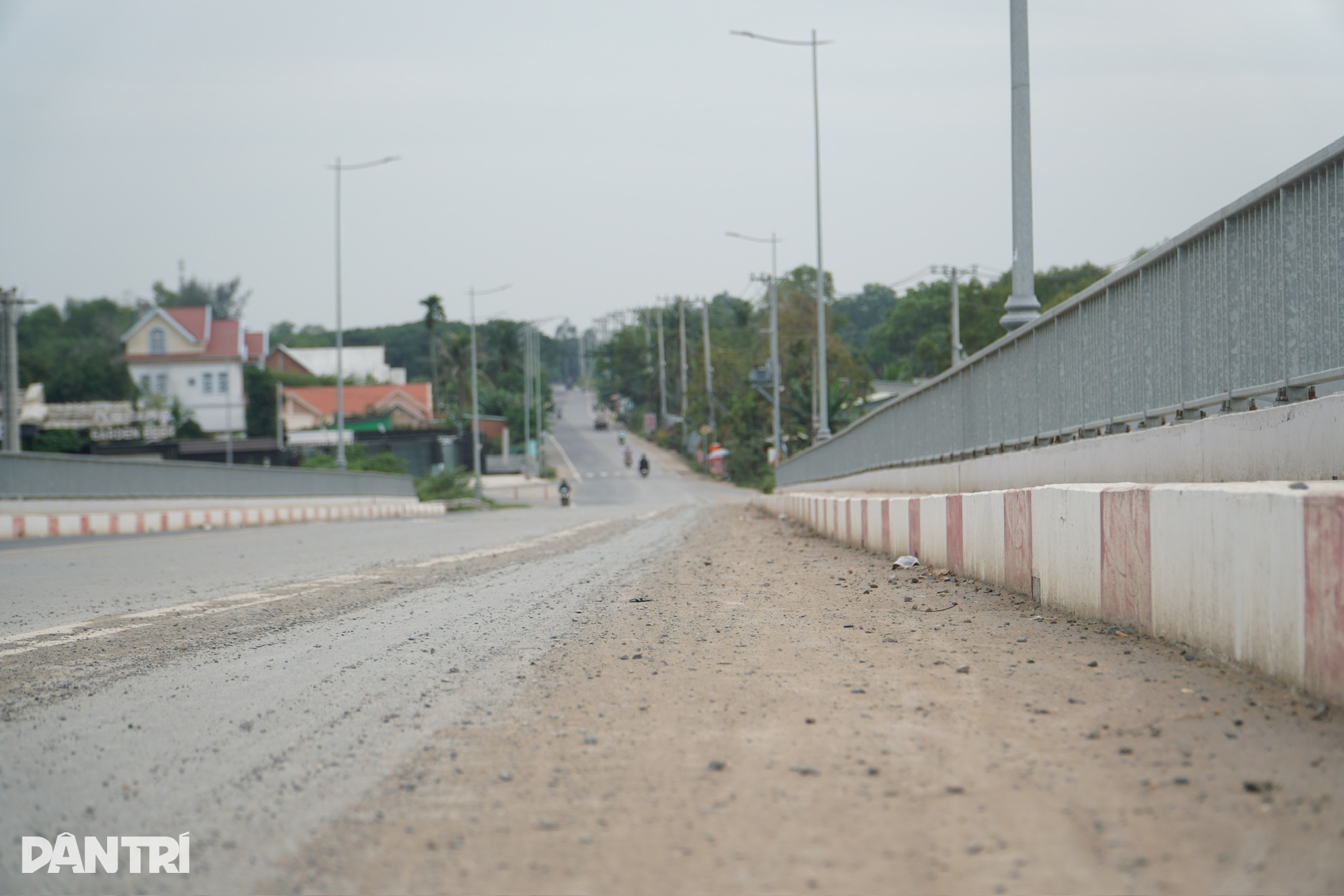 Đất, cát phủ vàng cây cầu ở TPHCM - 10 Đất, cát phủ vàng cây cầu ở TPHCM - 10