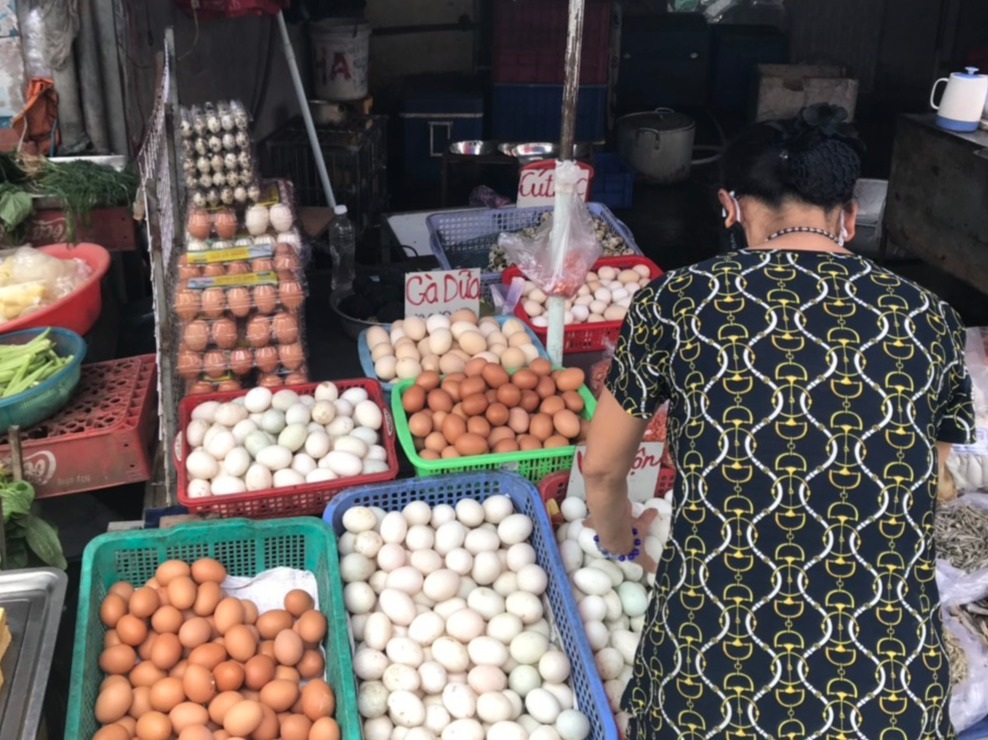 Tránh dịch, khách mua... 250 quả trứng vịt lộn, người bán đếm còng lưng - 2