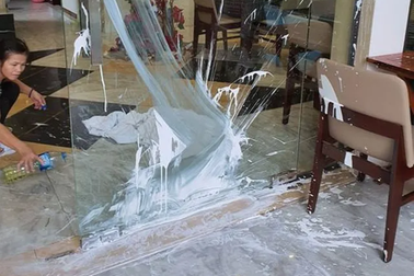 Một nhà hàng ở Hội An bị kẻ xấu ném sơn giữa ban ngày