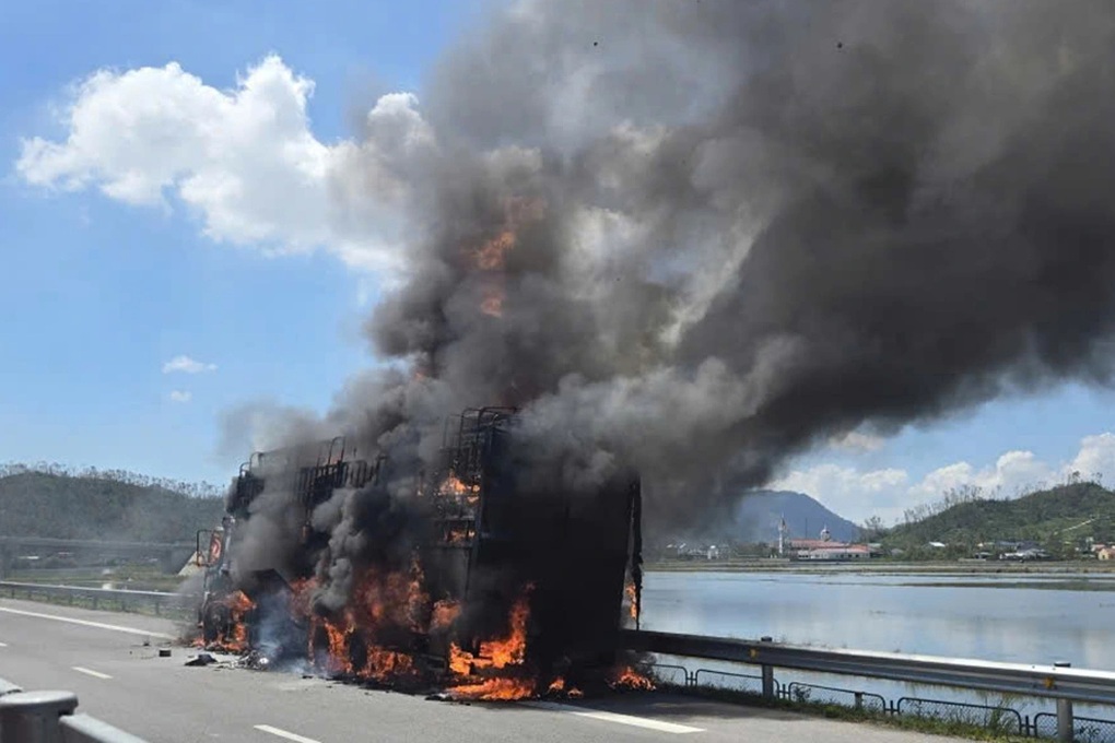Xe tải bốc cháy ngùn ngụt trên cao tốc - 1