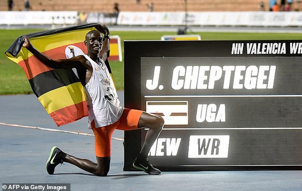 Joshua Cheptegei phá kỷ lục thế giới trên đường chạy 10.000m - 2 Joshua Cheptegei phá kỷ lục thế giới trên đường chạy 10.000m - 2