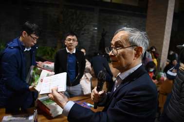 Vì sao phải xếp hàng xin học thay vì đăng ký online: Hiệu trưởng trả lời