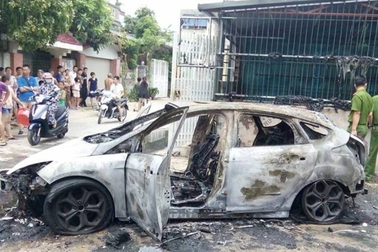 Xe ô tô biển Hà Nội bốc cháy ở Thanh Hóa