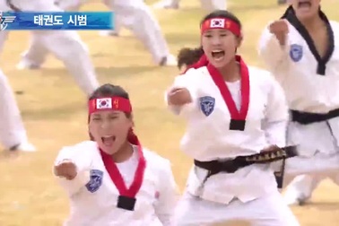 Biệt kích Hàn Quốc hừng hực khí thế trình diễn Taekwondo