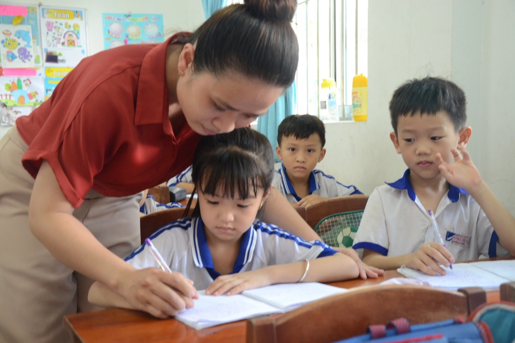Chỉ đạo nóng từ Thủ tướng: Tuyển đủ biên chế, bảo đảm dạy 2 buổi/ngày - 1 Chỉ đạo nóng từ Thủ tướng: Tuyển đủ biên chế, bảo đảm dạy 2 buổi/ngày - 1