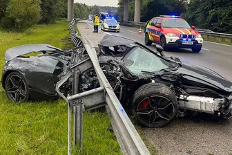 Siêu xe lao xuyên qua rào chắn, tài xế 61 tuổi sống sót kỳ diệu