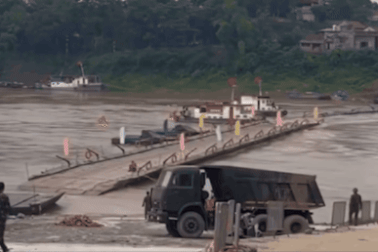 Quân đội cắt cầu phao Phong Châu do nước sông Hồng dâng cao, chảy xiết