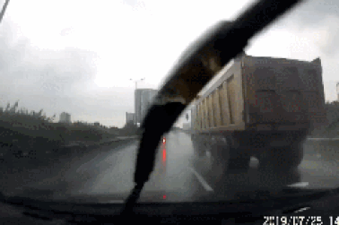 Suýt lĩnh hậu quả vì đi gần xe to trên đường ngập nước