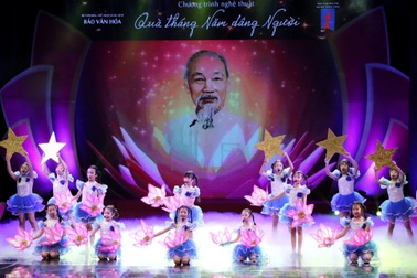 Đêm nhạc "Quà tháng 5 dâng Người" kỷ niệm 135 năm Ngày sinh của Bác