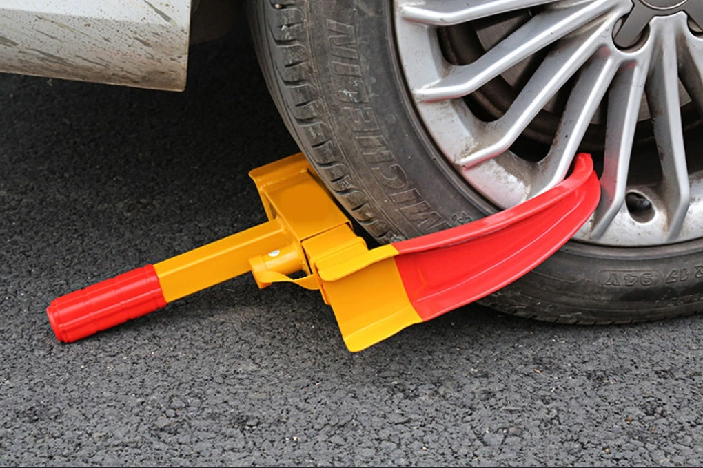 Ai cho bảo vệ quyền khóa bánh ô tô đỗ sai trong khu đô thị? - 1