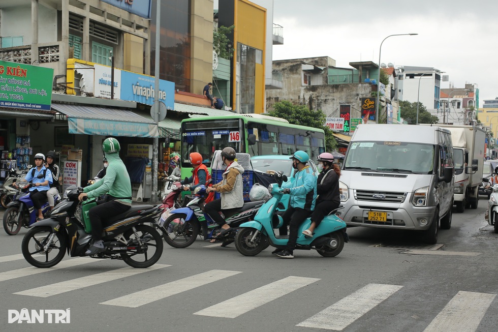 Tiểu thương buôn bán ế ẩm, dẹp tiệm vì kẹt xe ở TPHCM - 5 Tiểu thương buôn bán ế ẩm, dẹp tiệm vì kẹt xe ở TPHCM - 5
