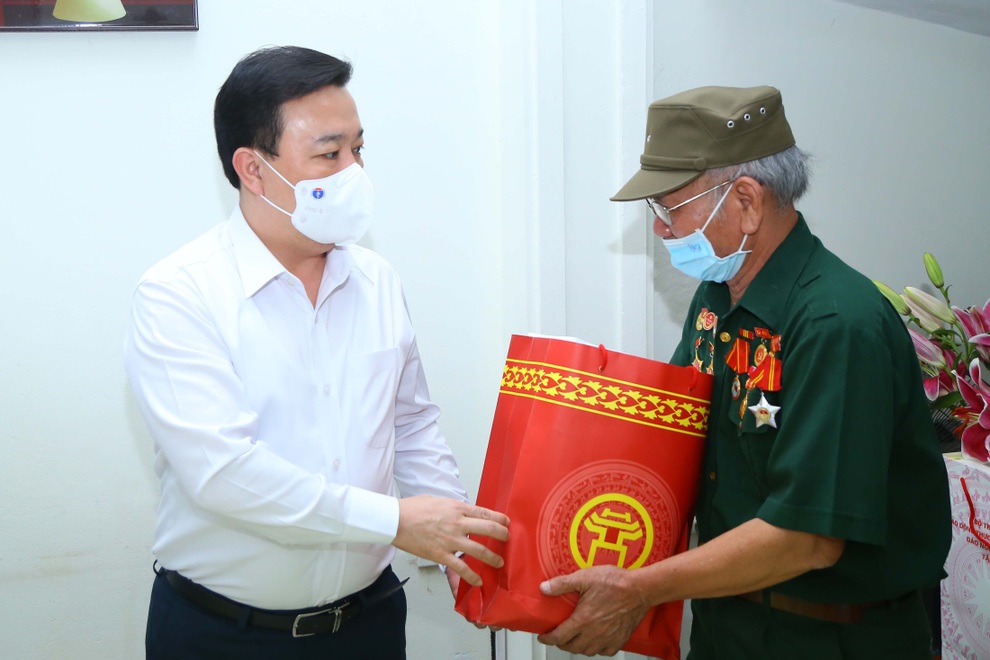 Bộ trưởng Đào Ngọc Dung: Trân quý những tấm gương tỏa sáng giữa đời thường - 5 Bộ trưởng Đào Ngọc Dung: Trân quý những tấm gương tỏa sáng giữa đời thường - 5
