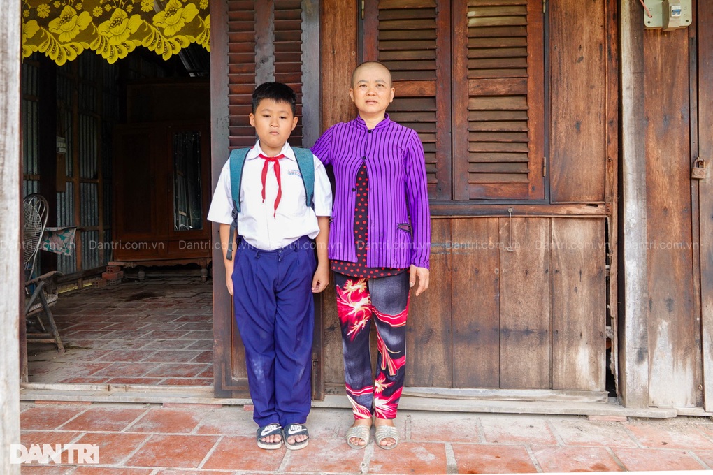 Chồng bỏ, người vợ ung thư bán từng mớ rau dại lo con đói ăn, thất học - 2 Chồng bỏ, người vợ ung thư bán từng mớ rau dại lo con đói ăn, thất học - 2