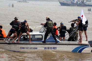 Xe lội nước, trực thăng diễn tập chống khủng bố trên sông Hồng