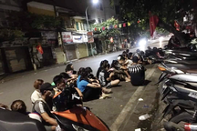Vạ vật ngủ ngoài đường từ nửa đêm chờ đợi mua bánh trung thu