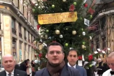 Cây thông Noel bị "cuỗm gọn" khỏi trung tâm thương mại