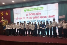 Trao học bổng khuyến học Dương Quang Trung cho SV ngành Y học giỏi vượt khó