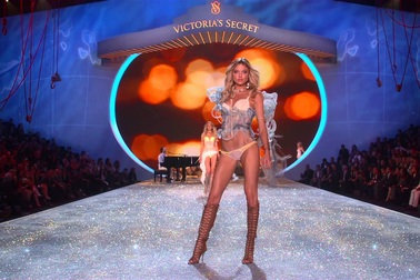 Martha Hunt trở thành thiên thần nội y