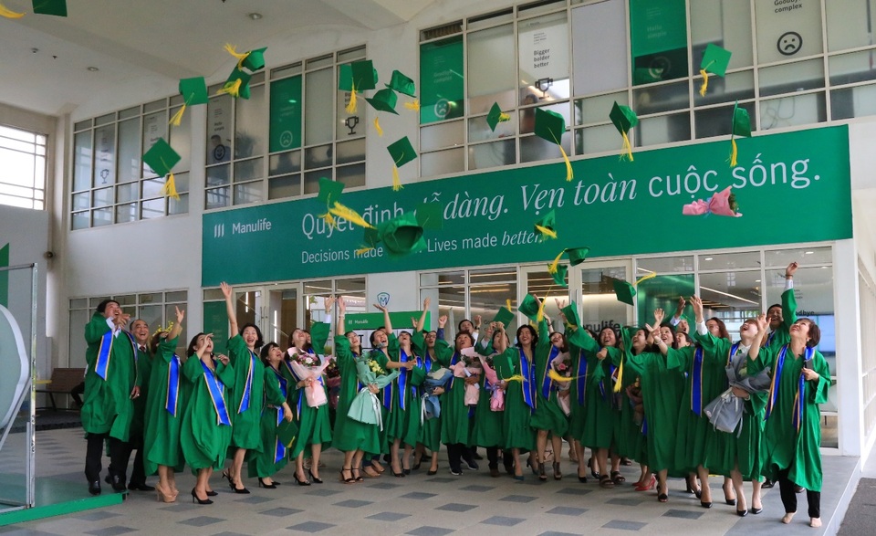 Manulife Việt Nam tôn vinh Tư vấn viên chuyên nghiệp với lễ tốt nghiệp Master Financial Advisor đầu tiên - 1 Manulife Việt Nam tôn vinh Tư vấn viên chuyên nghiệp với lễ tốt nghiệp Master Financial Advisor đầu tiên - 1