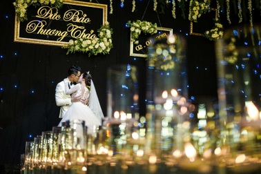 MC Đức Bảo "Chúng tôi là chiến sĩ" đắm đuối hôn sâu cô dâu trong lễ cưới