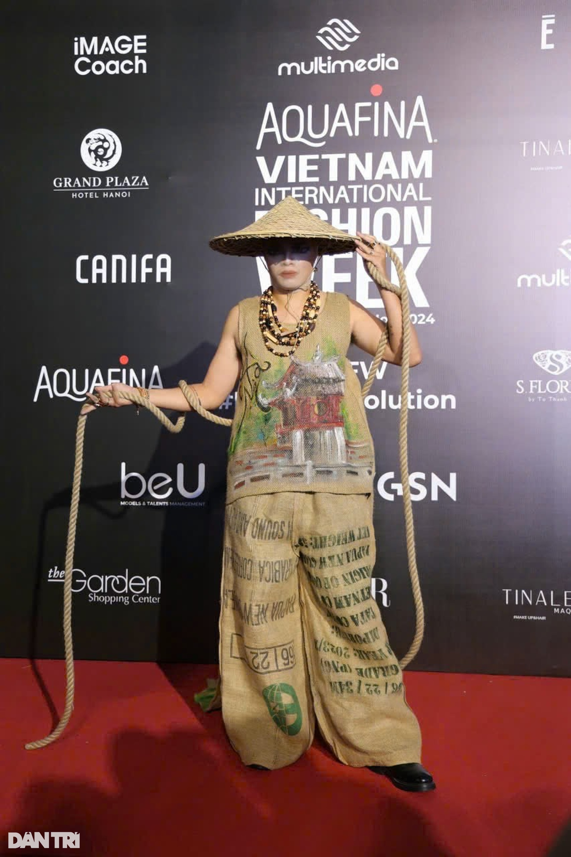 Hoa hậu Ngọc Hân hôn Thanh Hương, Tự Long thân thiết Xuân Hinh trên thảm đỏ - 17 Hoa hậu Ngọc Hân hôn Thanh Hương, Tự Long thân thiết Xuân Hinh trên thảm đỏ - 17