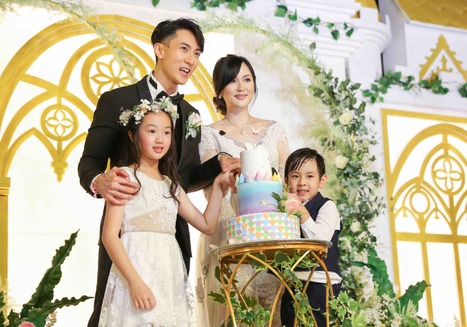 Ngô Tôn bật khóc trong lễ cưới với người vợ bí mật 16 năm - 5 Ngô Tôn bật khóc trong lễ cưới với người vợ bí mật 16 năm - 5