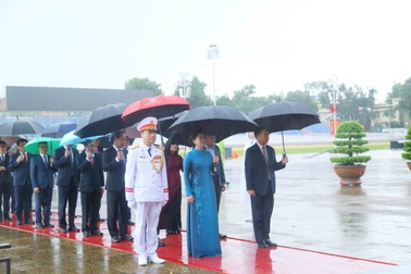 Lãnh đạo, cán bộ Bộ Nội vụ viếng lăng, báo công Chủ tịch Hồ Chí Minh